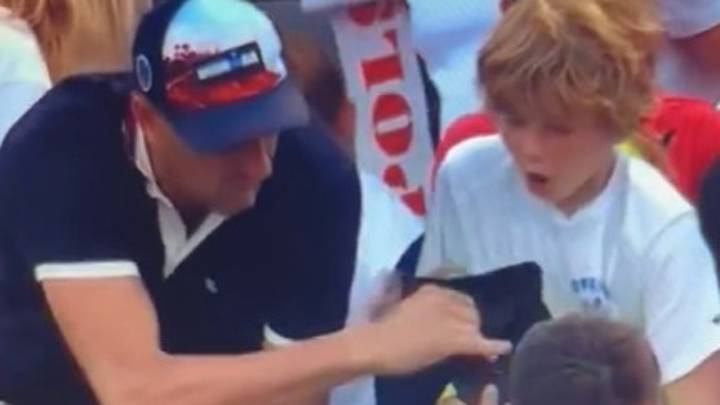 El US Open no se lo cree: un espectador roba en directo a un niño la gorra que le había dado el tenista Kamil Majchrzak