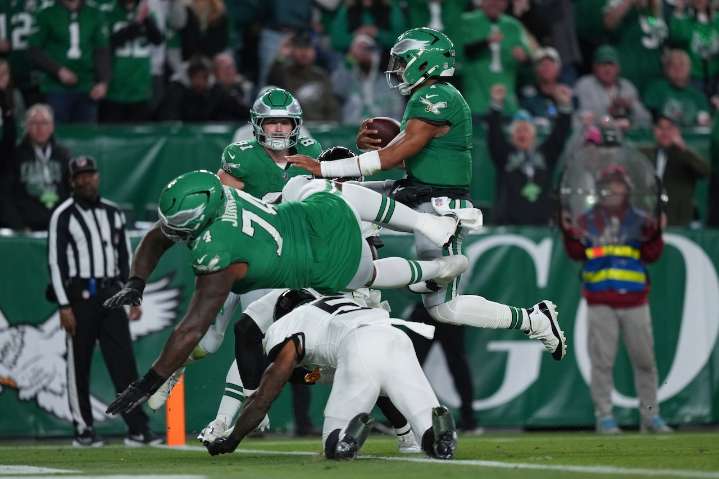 Fred Johnson returns to Eagles: Philadelphia trades for former OT