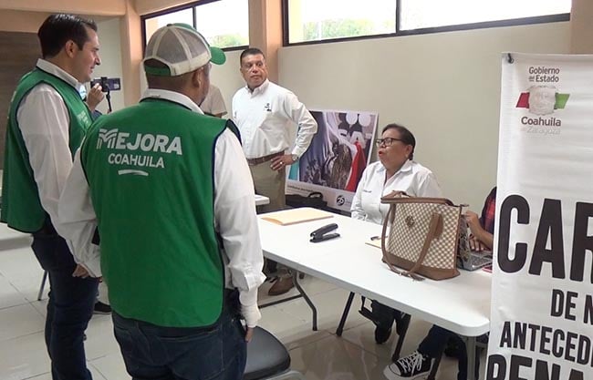 Asisten más de 300 a Feria del Empleo