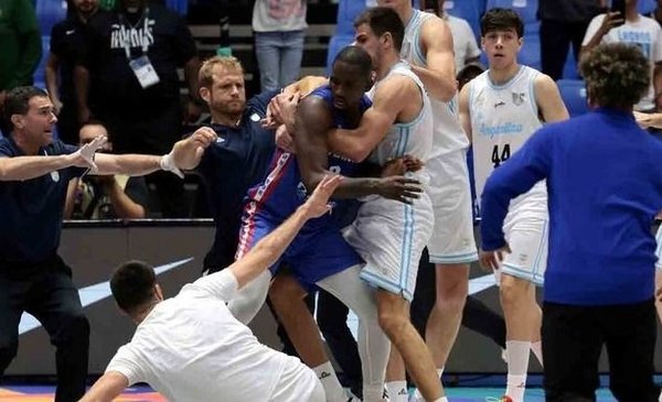 El detonante de la pelea entre Argentina y Dominicana y batacazo de Uruguay