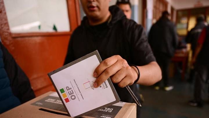 Cierran las urnas en Bolivia tras una jornada electoral con incidentes aislados