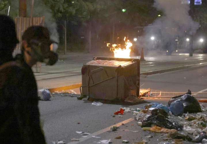 Decenas de detenidos y heridos en nuevas protestas contra el Gobierno nacionalista serbio