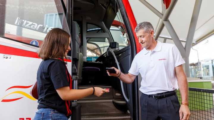 Desde el 1 de septiembre los viajes en autobús serán gratuitos en Castilla y León. Así es como tienes que solicitar la tarjeta Buscyl