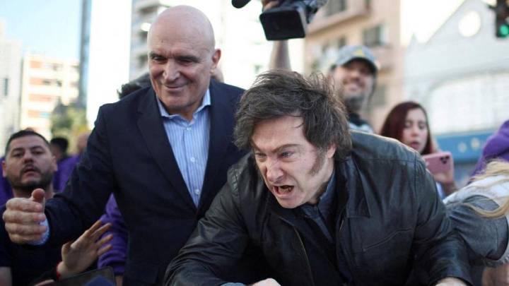 Milei, evacuado de un acto electoral tras el lanzamiento de piedras y huevos