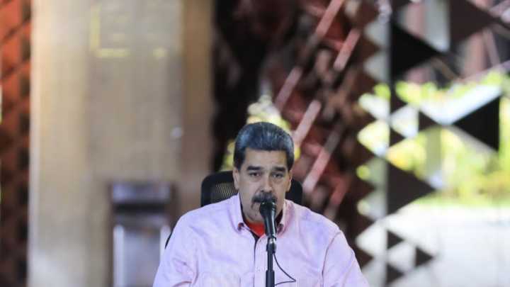 "El imperio se volvió loco y ha renovado como un refrito podrido sus amenazas a la paz de Venezuela": Maduro