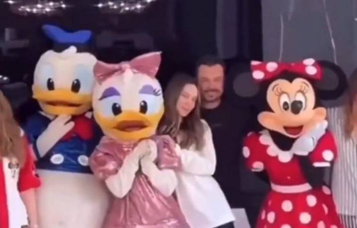 Captan a Belinda con funcionario mexicano en Disneylandia