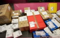 Fin a envíos libres de impuestos a EU golpea a negocios y consumidores locales
