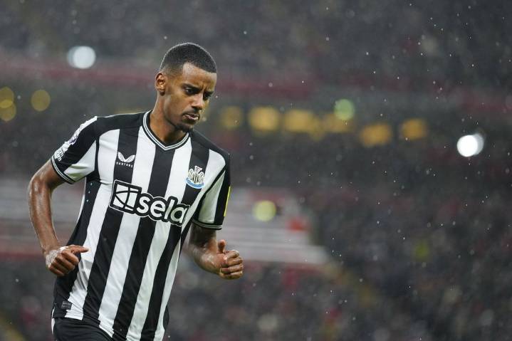 Alexander Isak won’t play against Liverpool but still has Newcastle future, Howe says