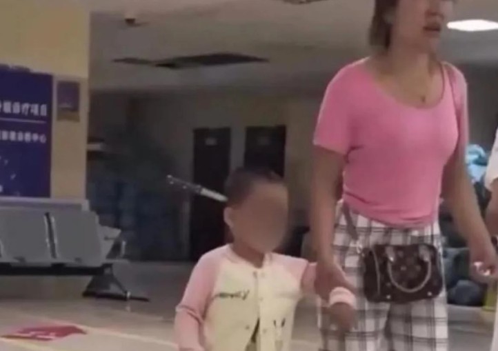 Una niña de tres años ingresa por su propio pie en urgencias con un cuchillo clavado en la cabeza (Imágenes Sensibles)