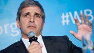 Luis Caputo critió al Congreso y pidió apoyo a empresarios inmobiliarios para impulsar…