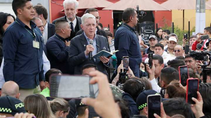 El expresidente Uribe homenajea en el lugar del atentado al asesinado senador Uribe Turbay