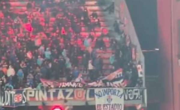 Un hincha de la U de Chile atacó a los de Independiente con una bomba de estruendo