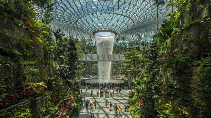 Conoce el aeropuerto Jewel Changi que es jardín, mall y atracción