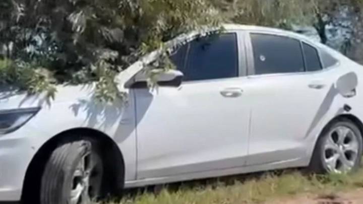 Dos cuerpos, 7 cartuchos de balla y un trapo en el tanque de nafta: el misterio de los dos cuerpos en un auto
