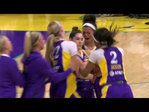 KELSEY PLUM GAME WINNER 🔥 Nails buzzer beater to spoil Paige Bueckers' career night