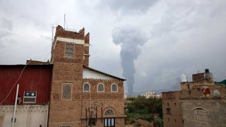 Israel asegura haber destruido el palacio presidencial de los hutíes en Yemen en un ataque con al menos dos muertos
