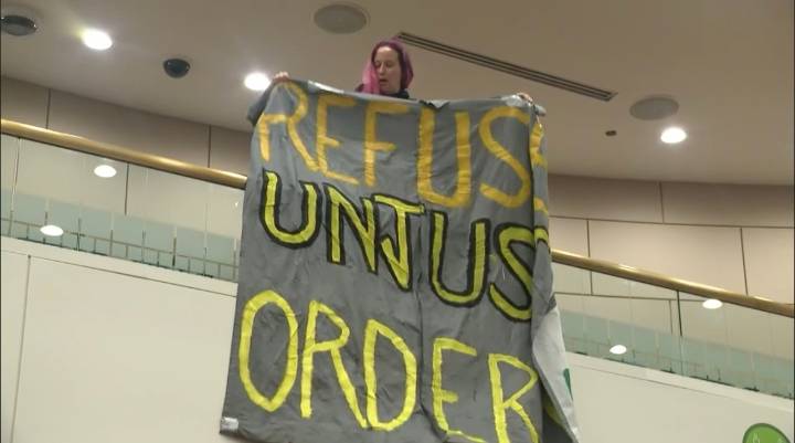 Padres y activistas piden prohibir a ICE en las escuelas 