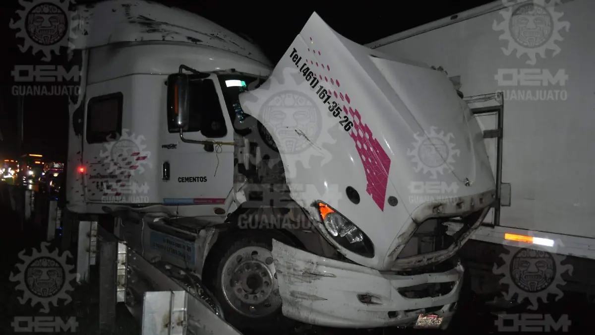Chocan tráilers en la carretera Irapuato–Abasolo hay dos lesionados y cuantiosos daños