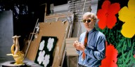 “Más que pistolas, cuchillos y cruces”: la historia detrás del viaje de Andy Warhol a Madrid en los años 80