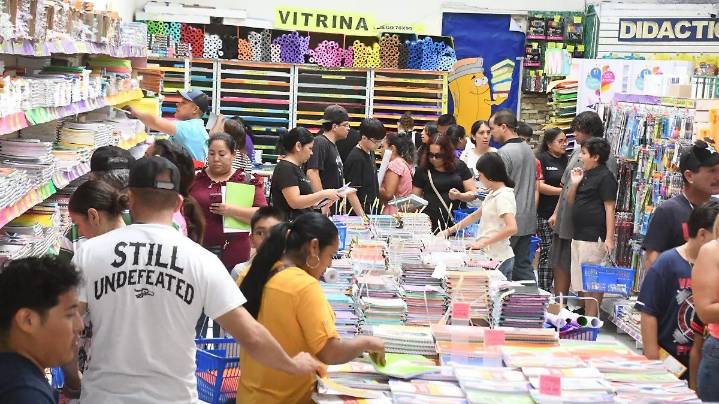 ¡Compras de última hora! Familias abarrotan papelerías ante el regreso a clases