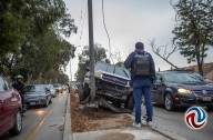 Impactó conductor su camioneta contra un poste de la vía rápida