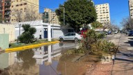 Vecinos de barrio El Pozo denuncian una importante pérdida de agua frente a la comisaría 25