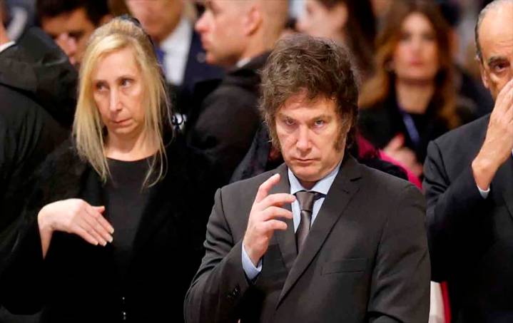 Javier Milei y su familia enfrentan acusaciones de desvío de fondos en Argentina