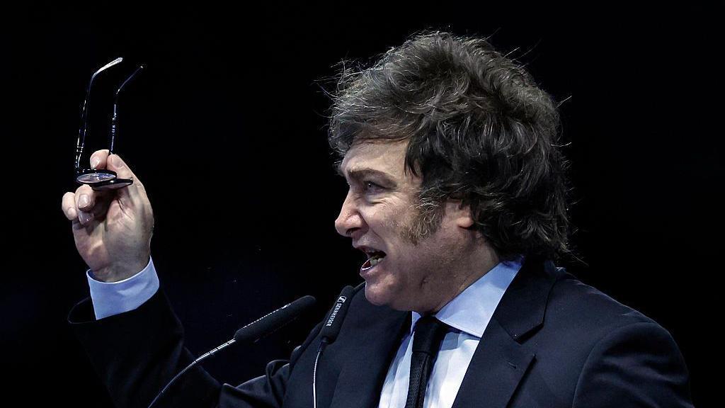 Cómo Milei cambió su controvertido estilo en la antesala de las elecciones de medio término en Argentina
