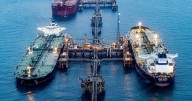 El precio del petróleo retrocede antes de encuentro Trump