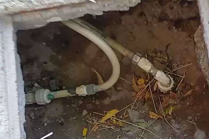 Robaban agua con manguera conectada a red