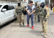 ICE difunde imágenes del boxeador Julio César Chávez Jr. esposado en su entrega a México