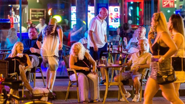 Los británicos consumen unos 50.000 litros de cerveza al año en Benidorm mientras el ‘alcopop’ empieza a destacar