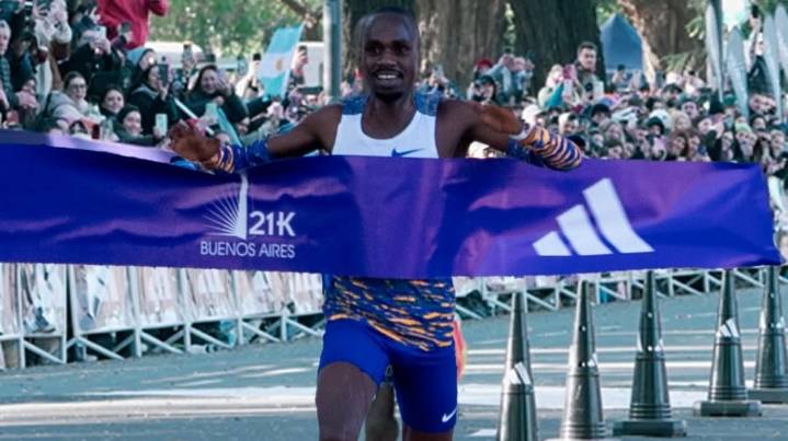 El ugandés Jacob Kiplimo ganó el Medio Maratón de Buenos Aires y rompió el récord del circuito