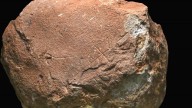 Grafismos de 200.000 años revolucionan la arqueología en Marbella