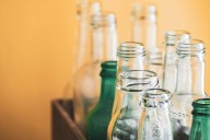 Con 8,000 botellas de vidrio lograron construir una casa de 7 habitaciones