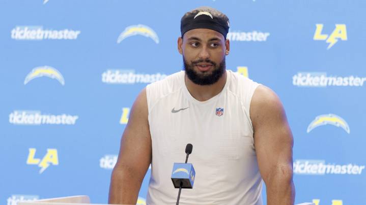 Rashawn Slater,  tackle de los Chargers y el mejor pagado de la historia, quedó fuera de la temporada de la NFL