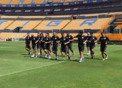 Entrenan leyendas de Tigres en el Estadio Universitario