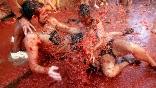 Lo que debe saber sobre la 'Tomatina' de España, la batalla callejera de tomates que cumple 80 años