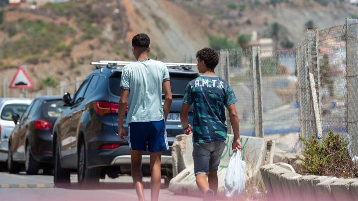 Trasladan a casi medio centenar de migrantes de un centro de Ceuta a Algeciras sin informar de su destino