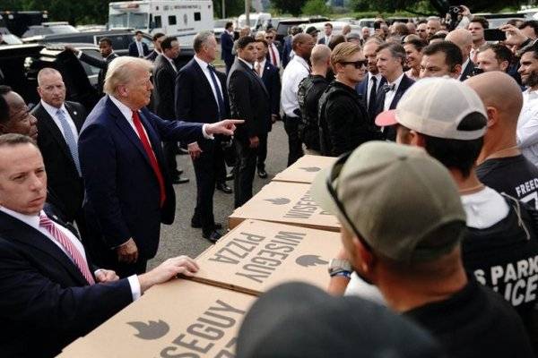 Trump visita a las patrullas en Washington y reparte hamburguesas y pizzas a los agentes