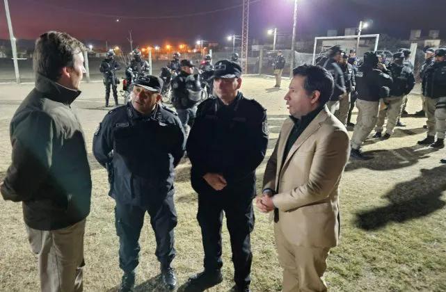 Allanamientos masivos por violencia entre barras: Secuestran elementos y demoran a 18 personas