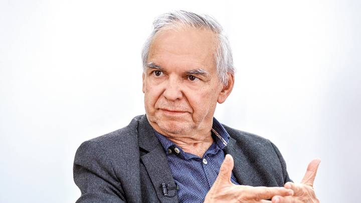 Ricardo Bonilla, exministro de Hacienda, reapareció ante la Fiscalía para poner su pasaporte a disposición de las autoridades
