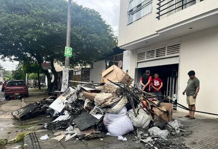Incendio consume reconocido almacén en el centro de Yopal