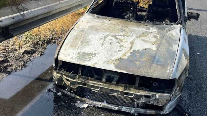 Un vehículo queda calcinado en la A-4 sentido Sevilla sin causar heridos