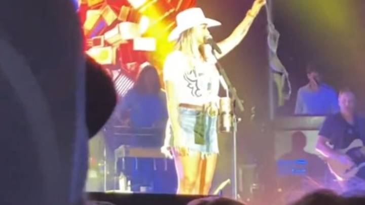 Miranda Lambert's cheeky reaction after fan throws bra on stage mid concert