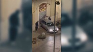 VÍDEO: Empotran un coche para robar en un estanco centenario de Barcelona y huyen a pie