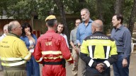 Los Reyes comienzan su visita a las zonas afectadas por los incendios entre vítores y aplausos de los vecinos