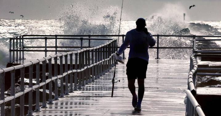 Hurricane Erin picking up steam as it edges along the East Coast