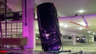 Vehículo cae desde el segundo piso de un estacionamiento en Pleasant Hill