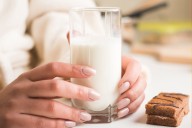 Lo que dice la ciencia sobre uno de los debates existenciales de ser adulto: si beber leche tiene sentido o no